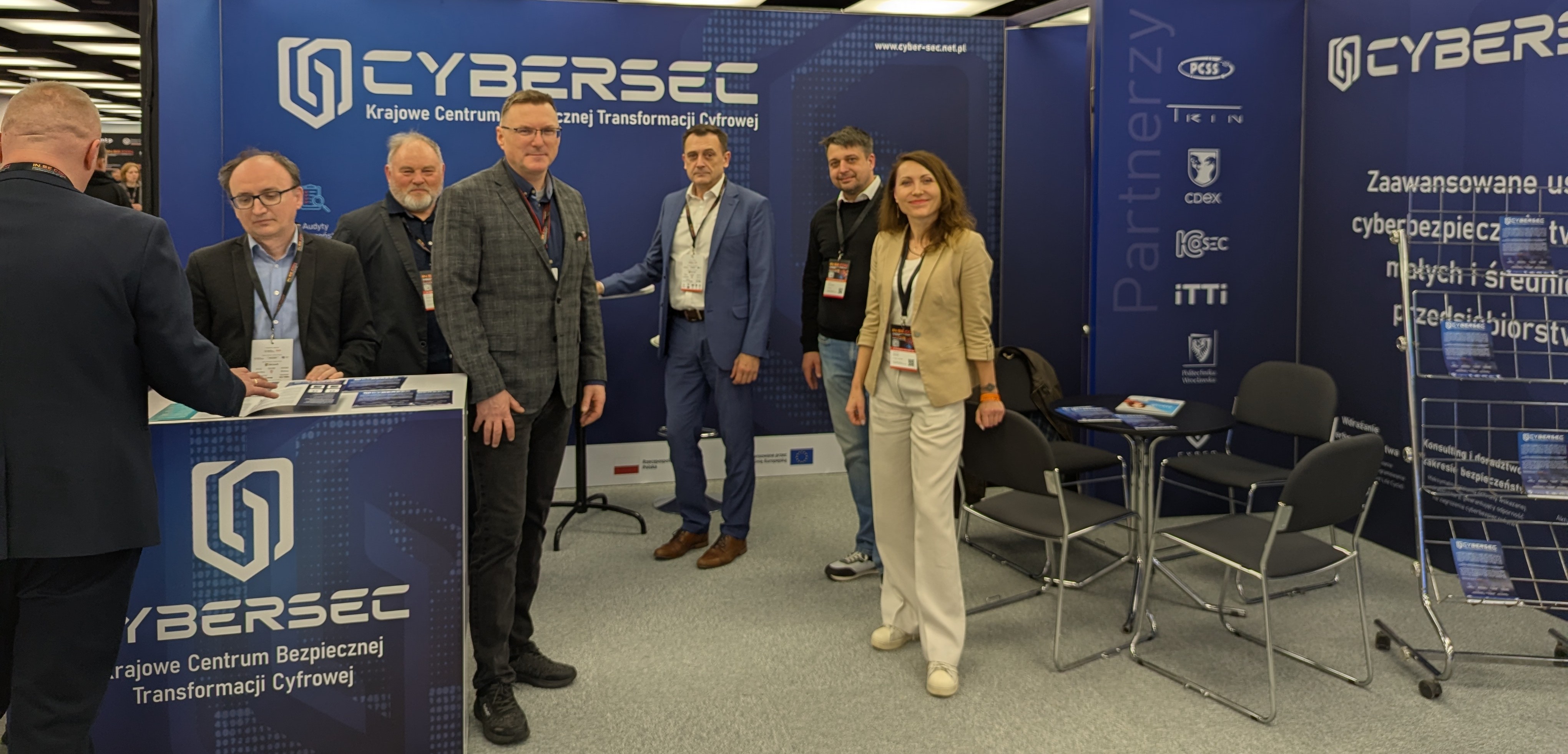 Przedstawiciele projektu CyberSec przy stoisku konferencyjnym projektu.